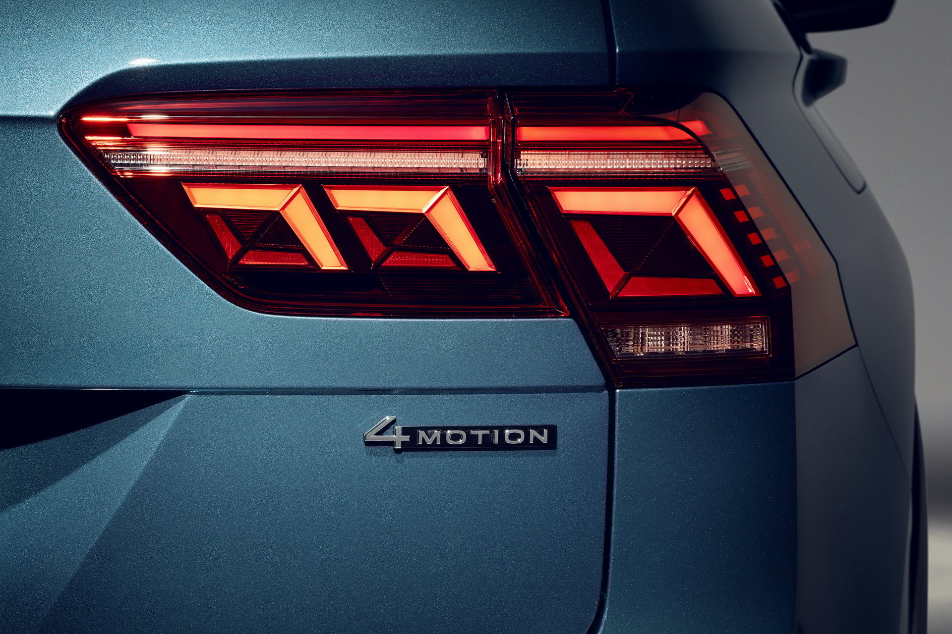 https://gcc-1307444343.cos.accelerate.myqcloud.com/images/d760b3/r_960x540/generations/generation_64a2c02a9e202_volkswagen-tiguan-exterior-tail-light.jpg