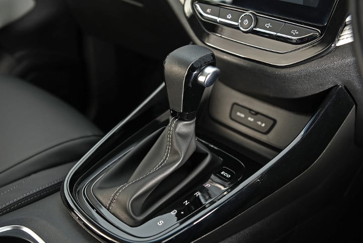 https://gcc-1307444343.cos.accelerate.myqcloud.com/images/dad71a/r_960x540/generations/generation_64958ceb7ca52_chevrolet-captiva-interior-gear.jpg