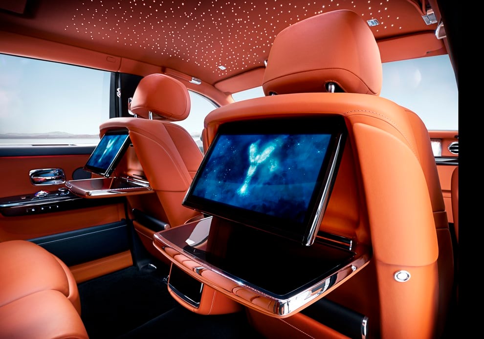 https://gcc-1307444343.cos.accelerate.myqcloud.com/images/e0dd21/r_960x540/generations/generation_64a620f121fcf_rolls-royce-phantom-interior-rear-seats-entertainment.jpg