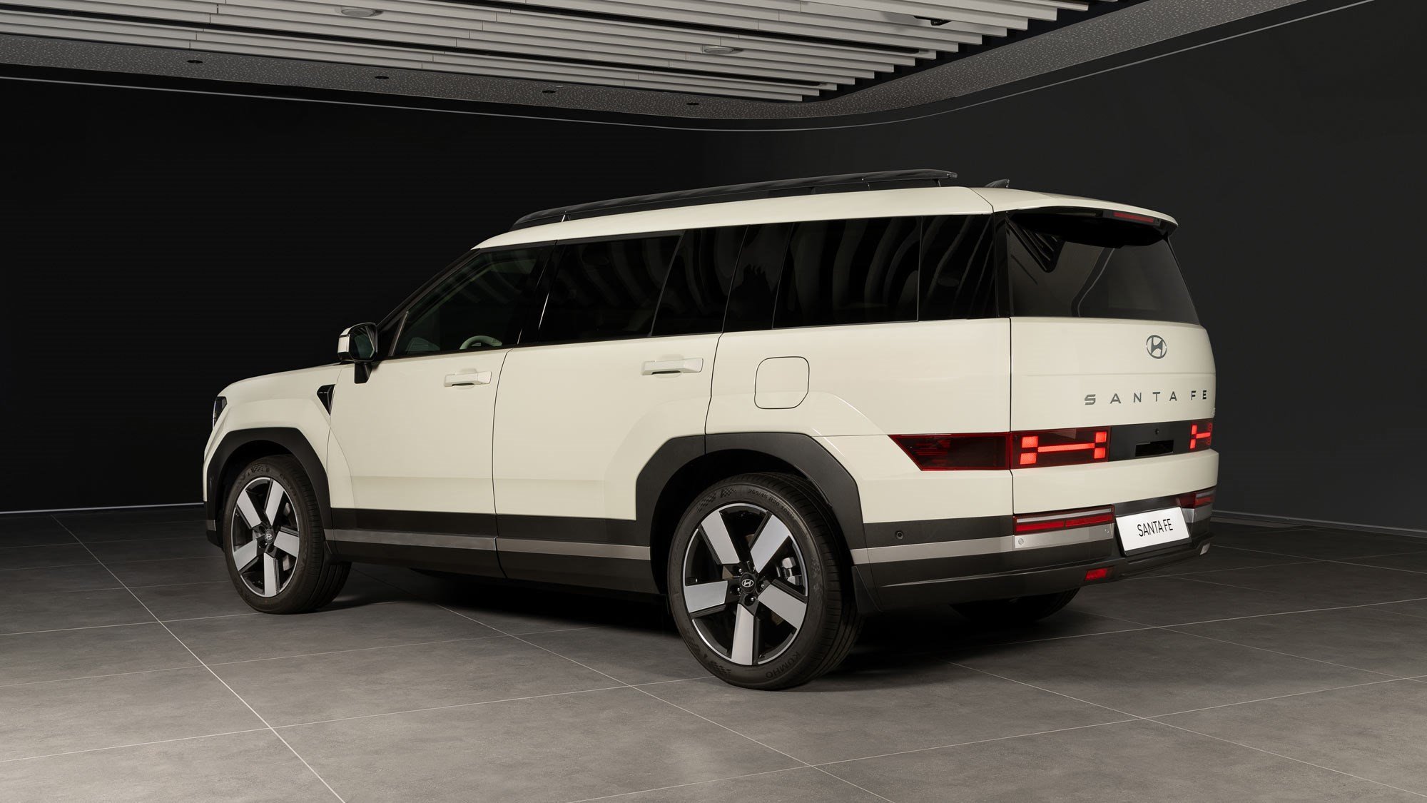 https://gcc-1307444343.cos.accelerate.myqcloud.com/images/e8ae08/r_960x540/generations/generation_65ddb21f3a746_091-hyundai-santa-fe-rear.jpg