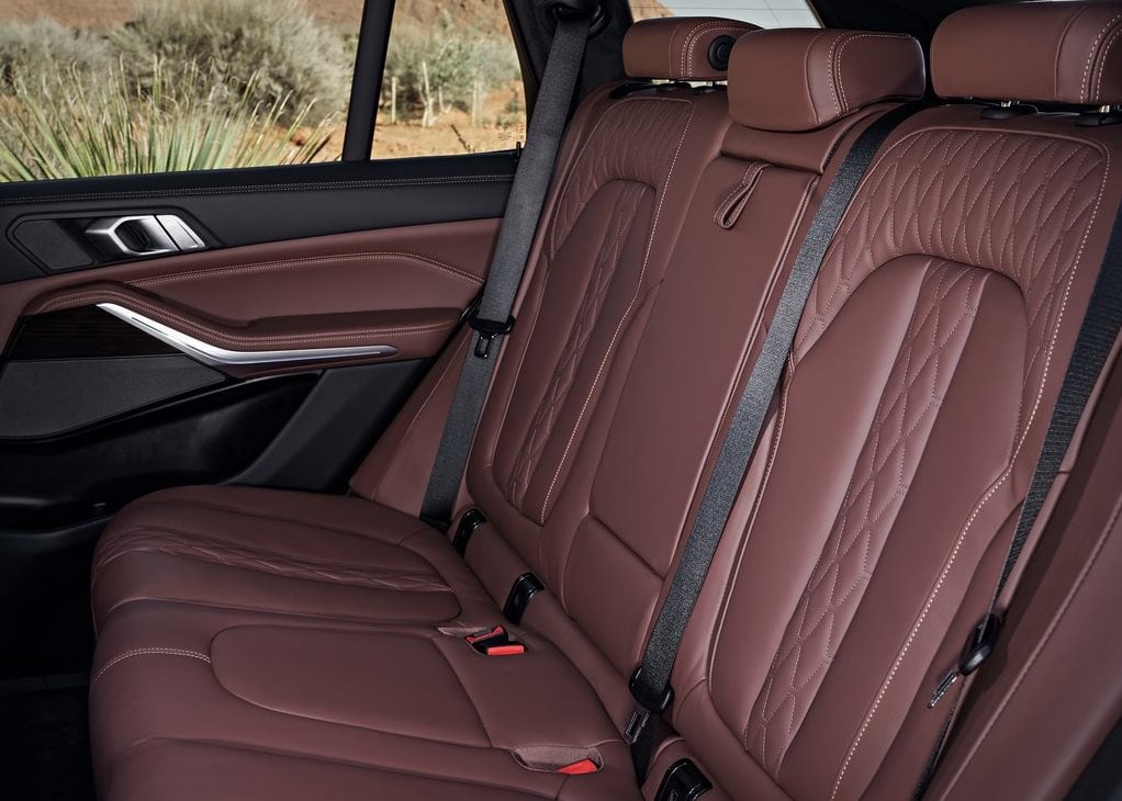 https://gcc-1307444343.cos.accelerate.myqcloud.com/images/e985dc/r_960x540/generations/generation_64a11ff16d052_bmw-x5-interior-rear-seats.jpg