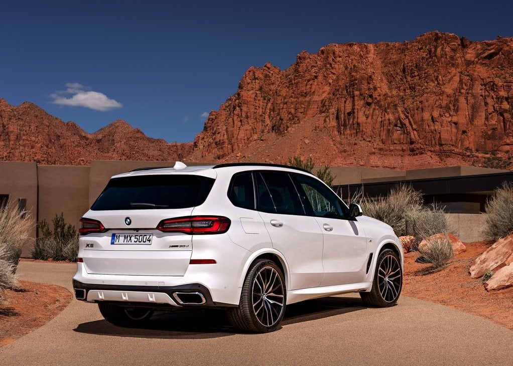 https://gcc-1307444343.cos.accelerate.myqcloud.com/images/ee8437/r_960x540/generations/generation_64a11ff0d5216_bmw-x5-exterior-rear-left-angled.jpg