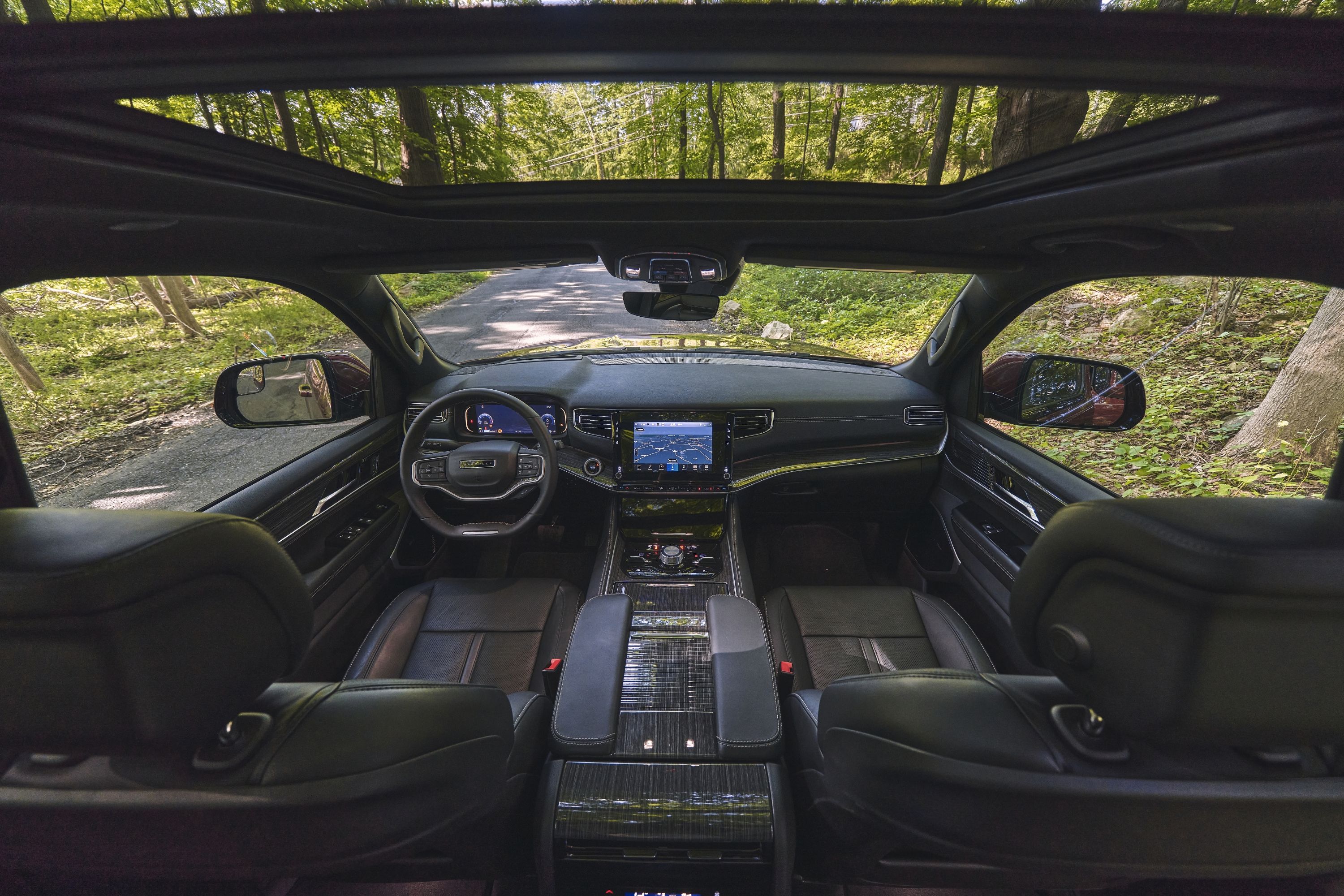 https://gcc-1307444343.cos.accelerate.myqcloud.com/images/ee9415/r_960x540/generations/generation_64aba7bfd3e8b_jeep-grand-wagoneer-interior-cockpit.jpg