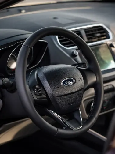 https://gcc-1307444343.cos.accelerate.myqcloud.com/images/f089a7/r_960x540/generations/generation_649aef5f324a3_ford-escort-interior-steering-wheel.webp