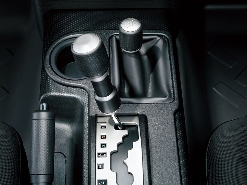 https://gcc-1307444343.cos.accelerate.myqcloud.com/images/f0f13d/r_960x540/generations/generation_64a3b0677a628_toyota-fj-cruiser-interior-gear.jpg