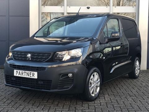 https://gcc-1307444343.cos.accelerate.myqcloud.com/images/f2312f/r_960x540/generations/generation_649446edc7369_peugeot-partner-exterior-front-profile.jpg