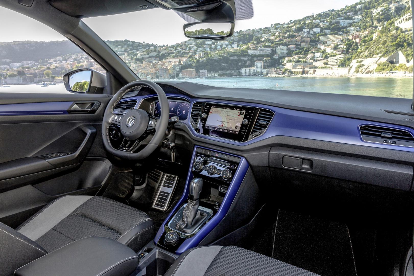 https://gcc-1307444343.cos.accelerate.myqcloud.com/images/f3d3bd/r_960x540/generations/generation_64a7f7a2ac900_volkswagen-t-roc-interior-cockpit.jpg
