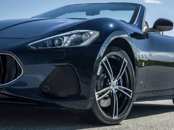 https://gcc-1307444343.cos.accelerate.myqcloud.com/images/f5a595/r_960x540/generations/generation_64a405de011e0_maserati-grancabrio-exterior-headlight-and-rim.webp