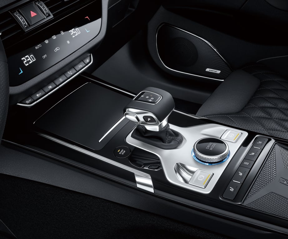 https://gcc-1307444343.cos.accelerate.myqcloud.com/images/f97dab/r_960x540/generations/generation_64944adbcae31_hongqi-hs5-interior-gear-_-controls.jpg