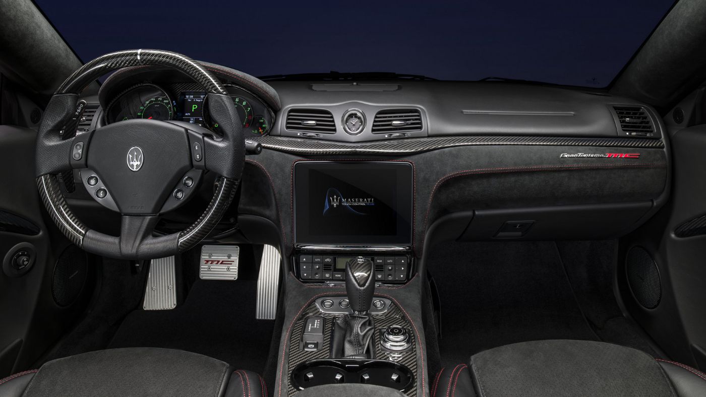 https://gcc-1307444343.cos.accelerate.myqcloud.com/images/fc4a43/r_960x540/generations/generation_64a405de6dc74_maserati-grancabrio-interior-cockpit.jpg