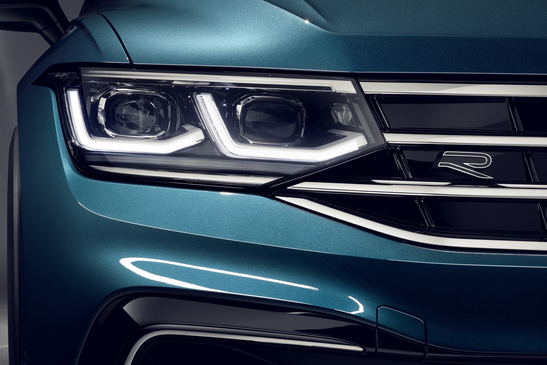 https://gcc-1307444343.cos.accelerate.myqcloud.com/images/fd127b/r_960x540/generations/generation_64a2c029d39c7_volkswagen-tiguan-exterior-headlight.jpg
