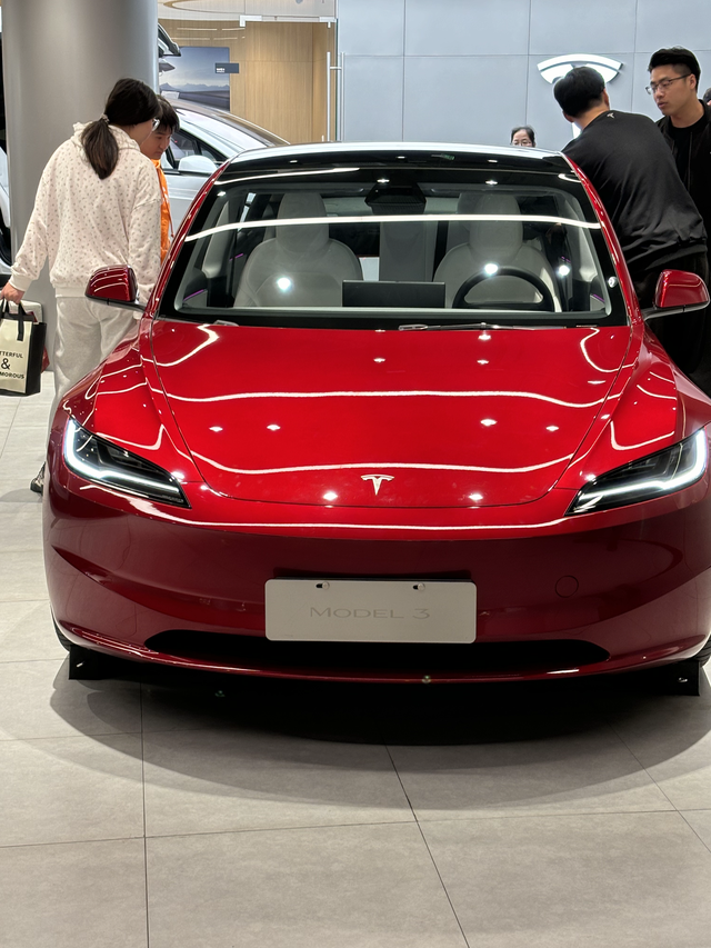 Will the Model 3 get a facelift? I'm thinking about ordering now, but I heard that next year it might come with a 62 kWh battery and some upgrades. I'm a bit conflicted.