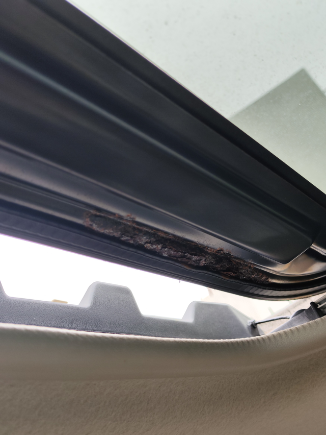 What should I do if the sunroof of my 2011 Nissan Sunny is rusted? I bought a second-hand car. Does it need repair?